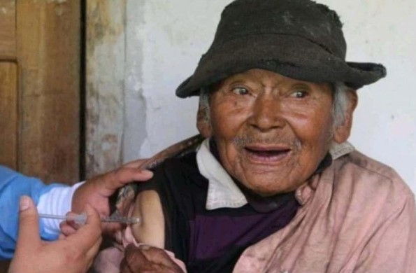  Homem de 121 anos é vacinado contra a Covid-19 no Peru