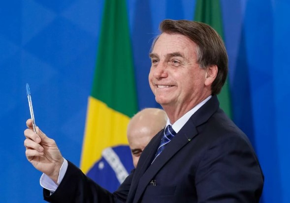  Bolsonaro assina decreto que antecipa 13º de aposentados