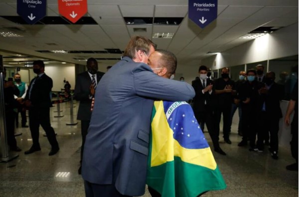  Robson chega ao Brasil e é recebido por Jair Bolsonaro