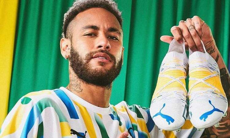  Neymar é derrubado por jovens após treino da seleção e fica sem tênis