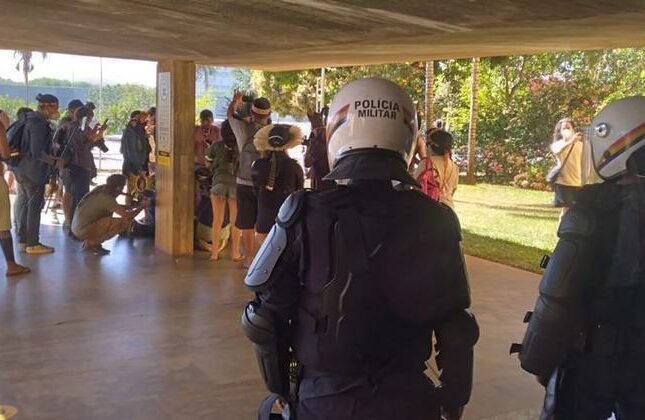  Confronto entre indígenas e PMs deixa policial ferido com flecha