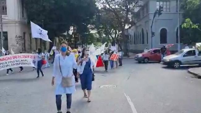  Enfermeiros protestam em BH pela aprovação de piso salarial para a categoria