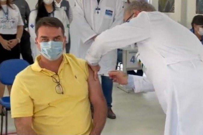  Flávio Bolsonaro é vacinado contra covid-19 e ironiza: “obrigado ao negacionista”