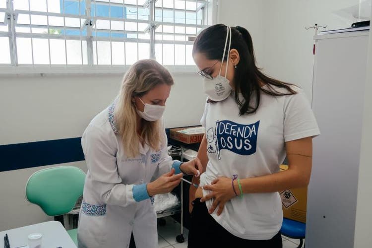  Com vacina na região dos glúteos, Joinville destoa na imunização contra a Covid