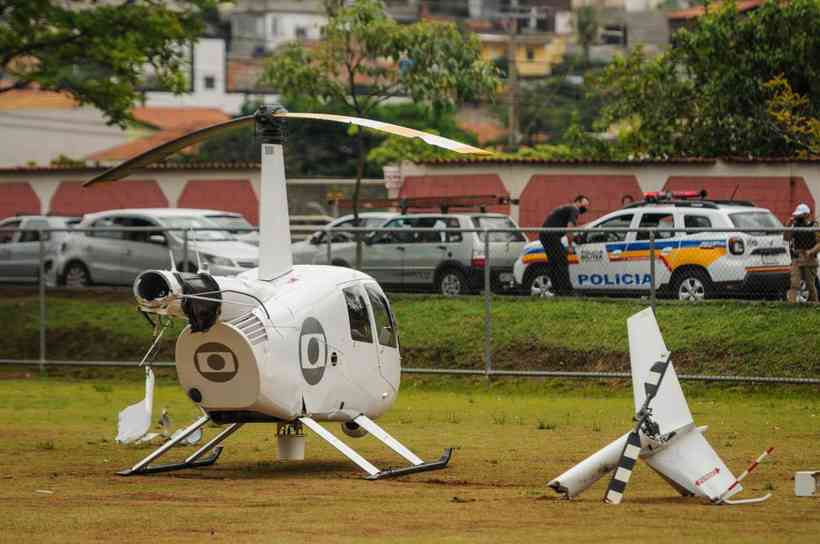  Helicóptero da Rede Globo faz pouso forçado em campo de futebol