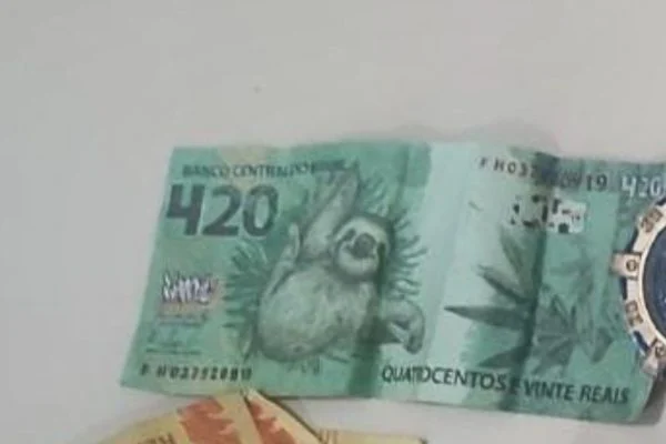  Polícia apreende nota de R$ 420 com bicho-preguiça e folha de maconha
