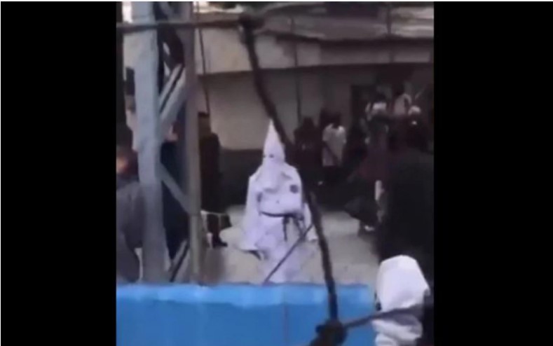  Vídeo: homem aparece vestido de Ku Klux Klan em escola pública