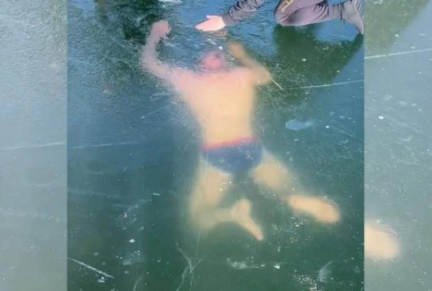  Nadador tenta atravessar lago congelado e acaba preso; veja