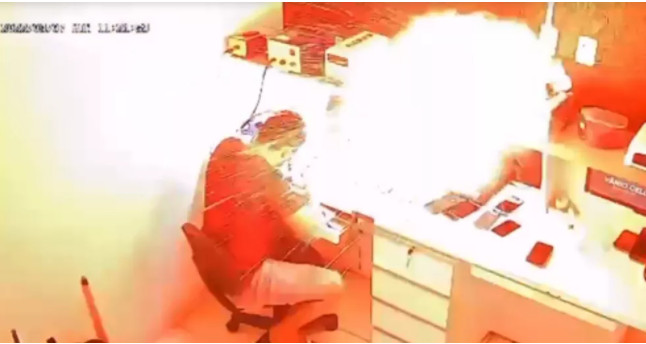  VÍDEO: celular explode enquanto técnico fazia reparos em loja no Ceará