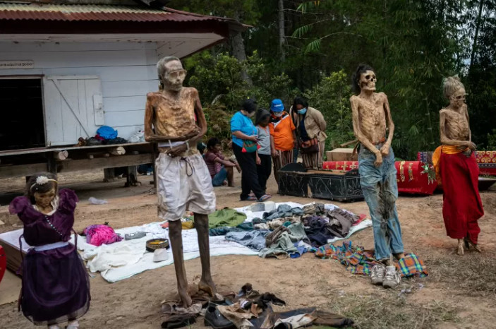 Na Indonésia, comunidade desenterra mortos para ritual com direito a selfie