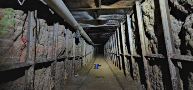  Túnel de traficantes com sistema de trilhos é descoberto entre EUA e México