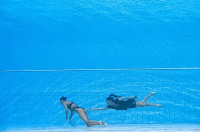  Americana é resgatada pela treinadora após perder a consciência na piscina